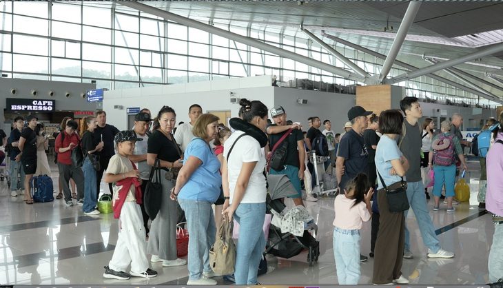 300 khách Đài Loan bị bỏ rơi Phú Quốc: Cục Du lịch quốc gia Việt Nam yêu cầu cung cấp thêm thông tin- Ảnh 1. Gần 300 khách Đài Loan bị bỏ rơi ở Phú Quốc làm thủ tục bay về nhà vào ngày 14-2 - Ảnh: H.DUNG